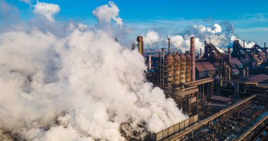 Endüstri metalürjik fabrika şafak dumanı duman emisyonları kötü ekoloji hava fotoğrafçılığı