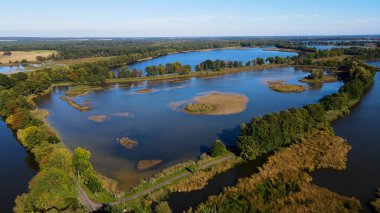Göl sonbahar manzarası yukarıdan
