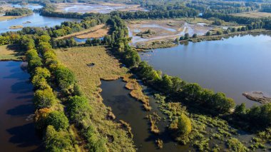 Göl sonbahar manzarası yukarıdan