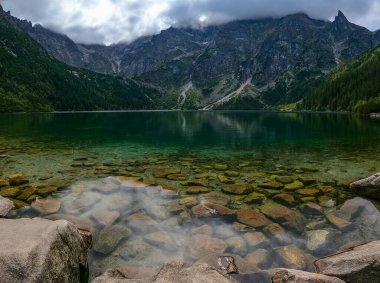 Dağ gölü zirvesi Morskie Oko Zakopane Polonya manzarası