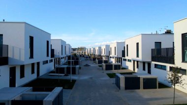 Modern alan caddeleri, şehir doğasını barındırıyor.