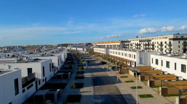 Modern alan caddeleri, şehir doğasını barındırıyor.