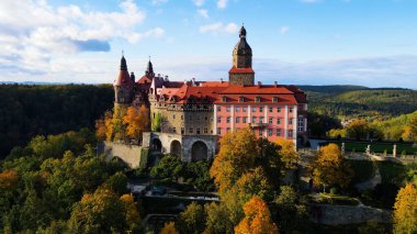Drone Walbrzych Polonya 'dan Ksiaz Şatosu Sonbahar Görünümü