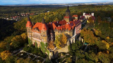 Drone Walbrzych Polonya 'dan Ksiaz Şatosu Sonbahar Görünümü