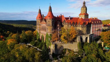 Drone Walbrzych Polonya 'dan Ksiaz Şatosu Sonbahar Görünümü