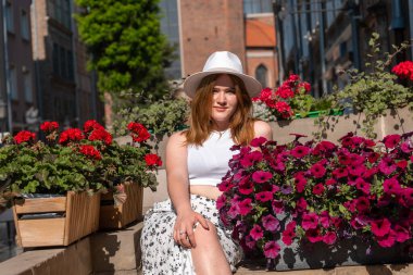 Gdansk Polonya şehrinin arka planında beyaz şapkalı kız Avrupa