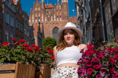 Gdansk Polonya şehrinin arka planında beyaz şapkalı kız Avrupa