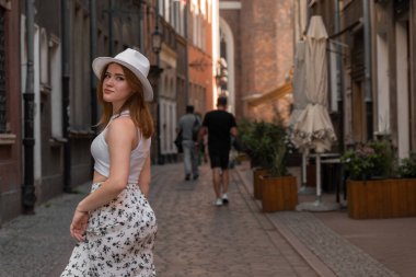 Gdansk Polonya şehrinin arka planında beyaz şapkalı kız Avrupa