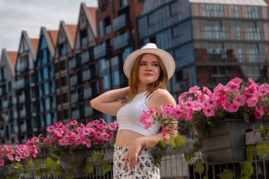 Gdansk Polonya şehrinin arka planında beyaz şapkalı kız Avrupa