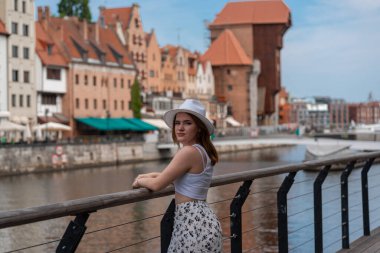 Gdansk Polonya şehrinin arka planında beyaz şapkalı kız Avrupa