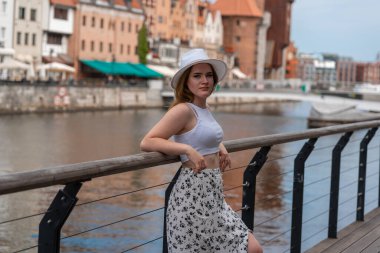 Gdansk Polonya şehrinin arka planında beyaz şapkalı kız Avrupa