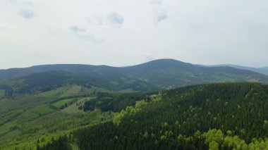 Blauen dağının üzerinden uçan İHA Belchen, Kara Orman, Almanya