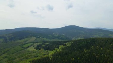 Blauen dağının üzerinden uçan İHA Belchen, Kara Orman, Almanya