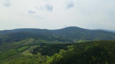 Blauen dağının üzerinden uçan İHA Belchen, Kara Orman, Almanya