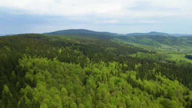 Blauen dağının üzerinden uçan İHA Belchen, Kara Orman, Almanya