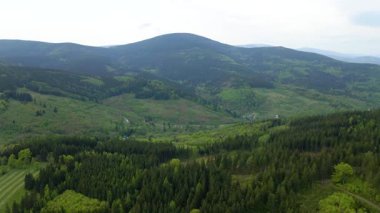 Blauen dağının üzerinden uçan İHA Belchen, Kara Orman, Almanya