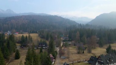 Polonya 'nın Zakopane kenti dağ sırasındaki insansız hava aracı şehrin yakınlarında kış karı görüyor