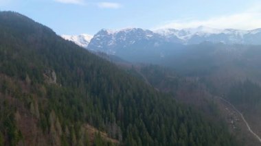 Polonya 'nın Zakopane kenti dağ sırasındaki insansız hava aracı şehrin yakınlarında kış karı görüyor