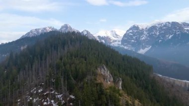 Polonya 'nın Zakopane kenti dağ sırasındaki insansız hava aracı şehrin yakınlarında kış karı görüyor