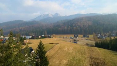 Polonya 'nın Zakopane kenti dağ sırasındaki insansız hava aracı şehrin yakınlarında kış karı görüyor