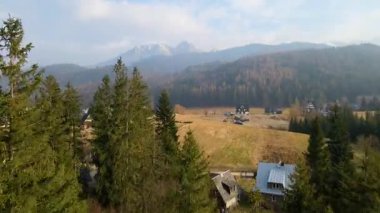 Polonya 'nın Zakopane kenti dağ sırasındaki insansız hava aracı şehrin yakınlarında kış karı görüyor