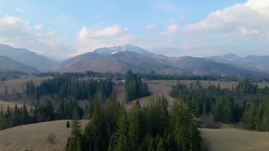 Polonya 'nın Zakopane kenti dağ sırasındaki insansız hava aracı şehrin yakınlarında kış karı görüyor