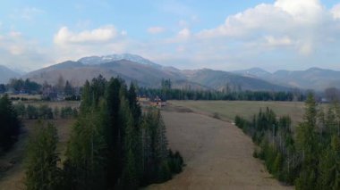 Polonya 'nın Zakopane kenti dağ sırasındaki insansız hava aracı şehrin yakınlarında kış karı görüyor