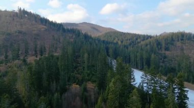Polonya 'nın Zakopane kenti dağ sırasındaki insansız hava aracı şehrin yakınlarında kış karı görüyor