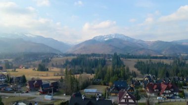 Polonya 'nın Zakopane kenti dağ sırasındaki insansız hava aracı şehrin yakınlarında kış karı görüyor