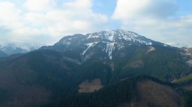 Polonya 'nın Zakopane kenti dağ sırasındaki insansız hava aracı şehrin yakınlarında kış karı görüyor