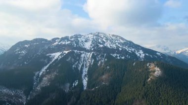 Polonya 'nın Zakopane kenti dağ sırasındaki insansız hava aracı şehrin yakınlarında kış karı görüyor