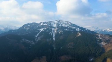 Polonya 'nın Zakopane kenti dağ sırasındaki insansız hava aracı şehrin yakınlarında kış karı görüyor