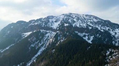 Polonya 'nın Zakopane kenti dağ sırasındaki insansız hava aracı şehrin yakınlarında kış karı görüyor