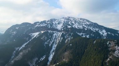 Polonya 'nın Zakopane kenti dağ sırasındaki insansız hava aracı şehrin yakınlarında kış karı görüyor
