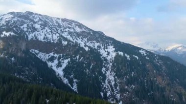 Polonya 'nın Zakopane kenti dağ sırasındaki insansız hava aracı şehrin yakınlarında kış karı görüyor