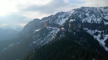 Polonya 'nın Zakopane kenti dağ sırasındaki insansız hava aracı şehrin yakınlarında kış karı görüyor