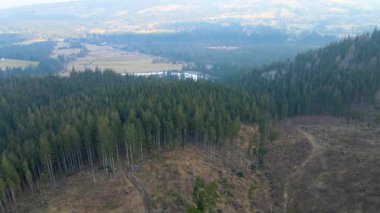 Polonya 'nın Zakopane kenti dağ sırasındaki insansız hava aracı şehrin yakınlarında kış karı görüyor