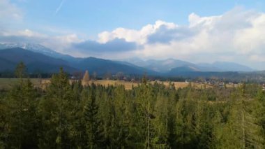 Polonya 'nın Zakopane kenti dağ sırasındaki insansız hava aracı şehrin yakınlarında kış karı görüyor