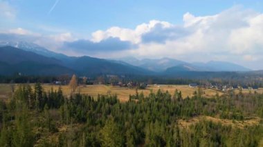 Polonya 'nın Zakopane kenti dağ sırasındaki insansız hava aracı şehrin yakınlarında kış karı görüyor