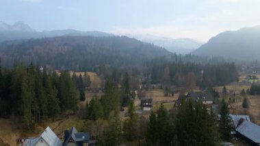 Polonya 'nın Zakopane kenti dağ sırasındaki insansız hava aracı şehrin yakınlarında kış karı görüyor
