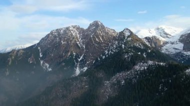 Giewont dağı Zakopane Polonya yakınlarındaki devasa kış karı.