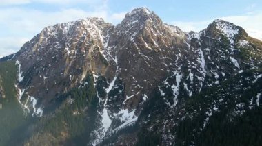 Giewont dağı Zakopane Polonya yakınlarındaki devasa kış karı.
