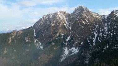 Giewont dağı Zakopane Polonya yakınlarındaki devasa kış karı.