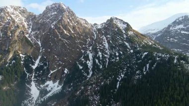 Giewont dağı Zakopane Polonya yakınlarındaki devasa kış karı.