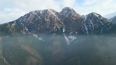 Giewont dağı Zakopane Polonya yakınlarındaki devasa kış karı.
