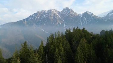 Giewont dağı Zakopane Polonya yakınlarındaki devasa kış karı.