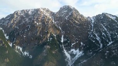 Giewont dağı Zakopane Polonya yakınlarındaki devasa kış karı.
