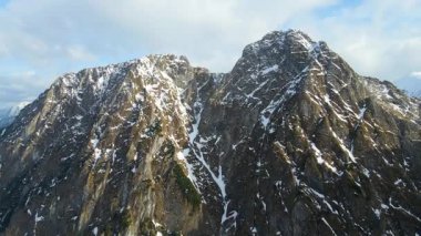 Giewont dağı Zakopane Polonya yakınlarındaki devasa kış karı.