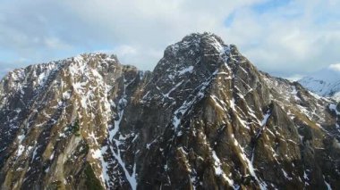 Giewont dağı Zakopane Polonya yakınlarındaki devasa kış karı.