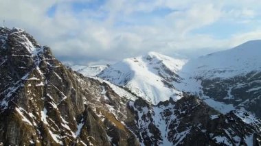 Giewont dağı Zakopane Polonya yakınlarındaki devasa kış karı.